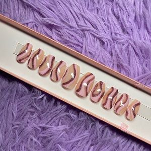 Wavy pink shade nails